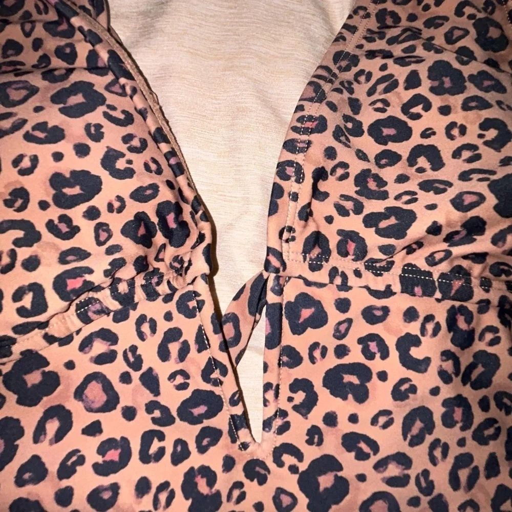 NWOT shade and shore neck plunge leopard women’s one piece swimsuit